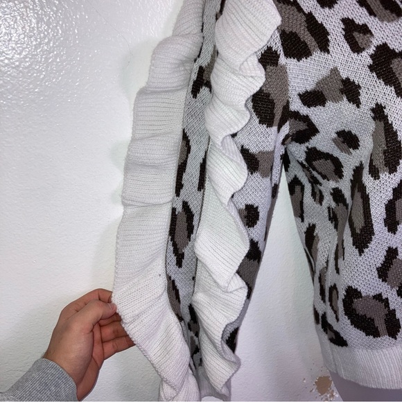 Chaser white leopard print sweater with ruffle sleeves - Picture 4 of 7